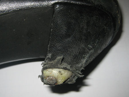 high-heel-repair-damaged-high-heel-close-up-th.jpg