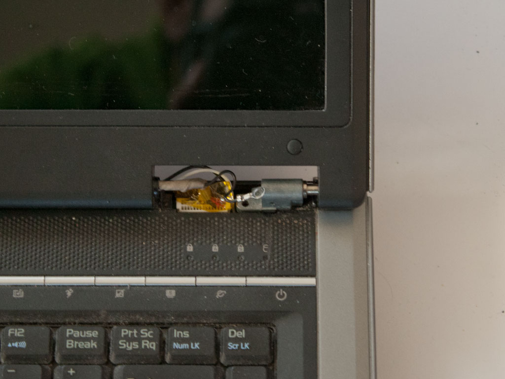 Replace the hinges and LCD screen on an ASUS F3J laptop ...